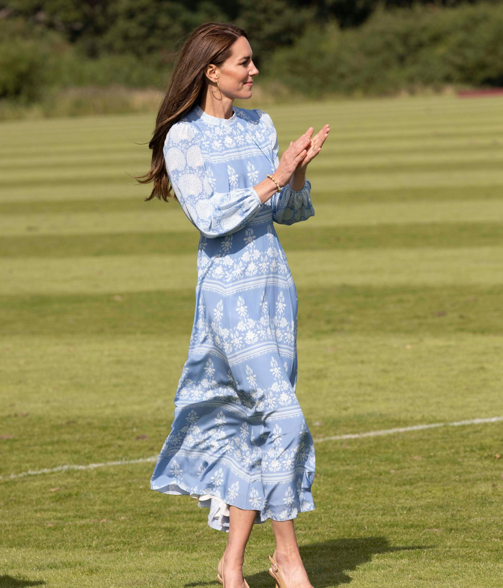 Im blauen Muster-Maxi-Kleid erschien sie zu einem gemeinnützigen Polo-Spiel.