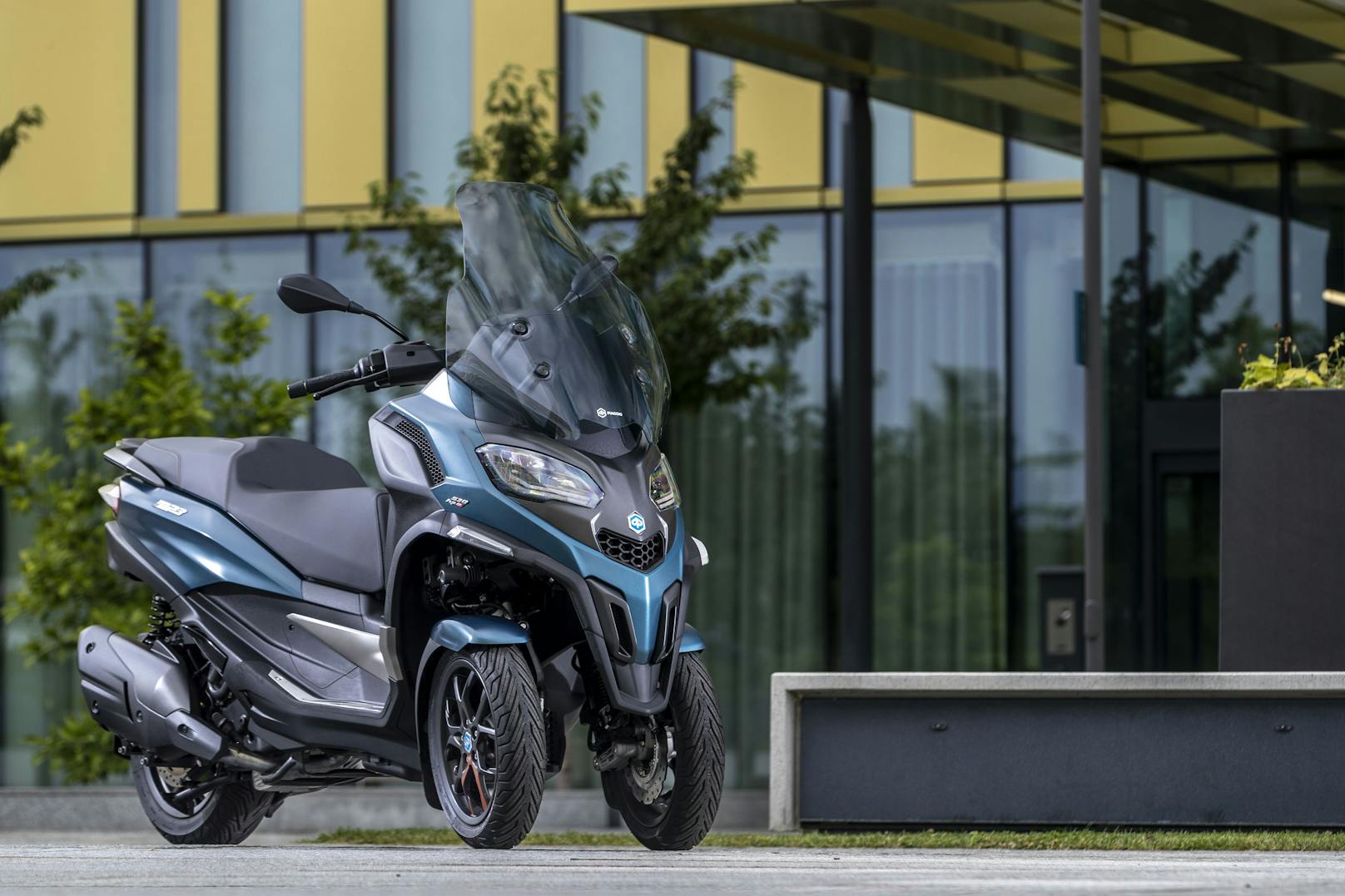 530 ccm, 44 PS, drei Räder und (fast) ausgestattet, wie ein Auto: Der Piaggio MP3 530hpe zieht neugierige Blicke auf sich und lässt sich – trotz stattlicher 280 Kilo auf den Rippen – zügig und wendig durch den Stadtverkehr bewegen.