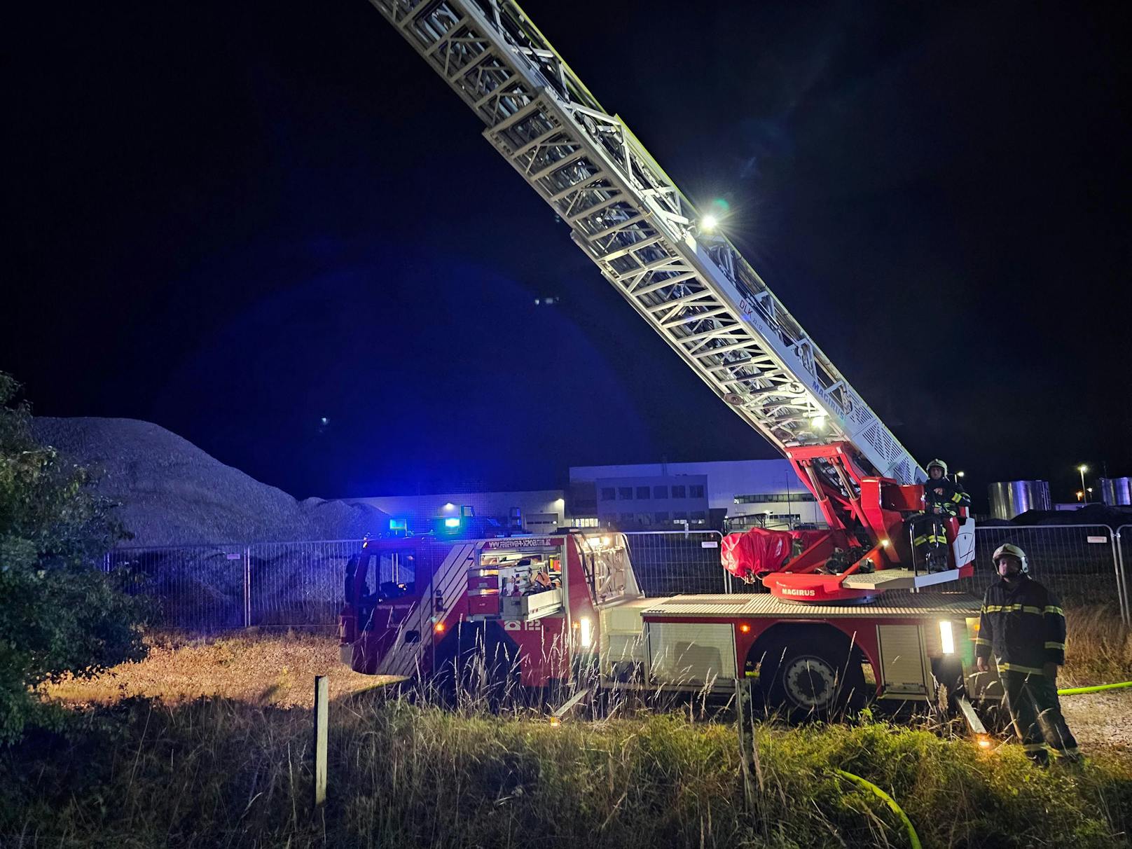 Großeinsatz in St. Pölten: Die Feuerwehr stand mit 148 Mitgliedern im Einsatz.