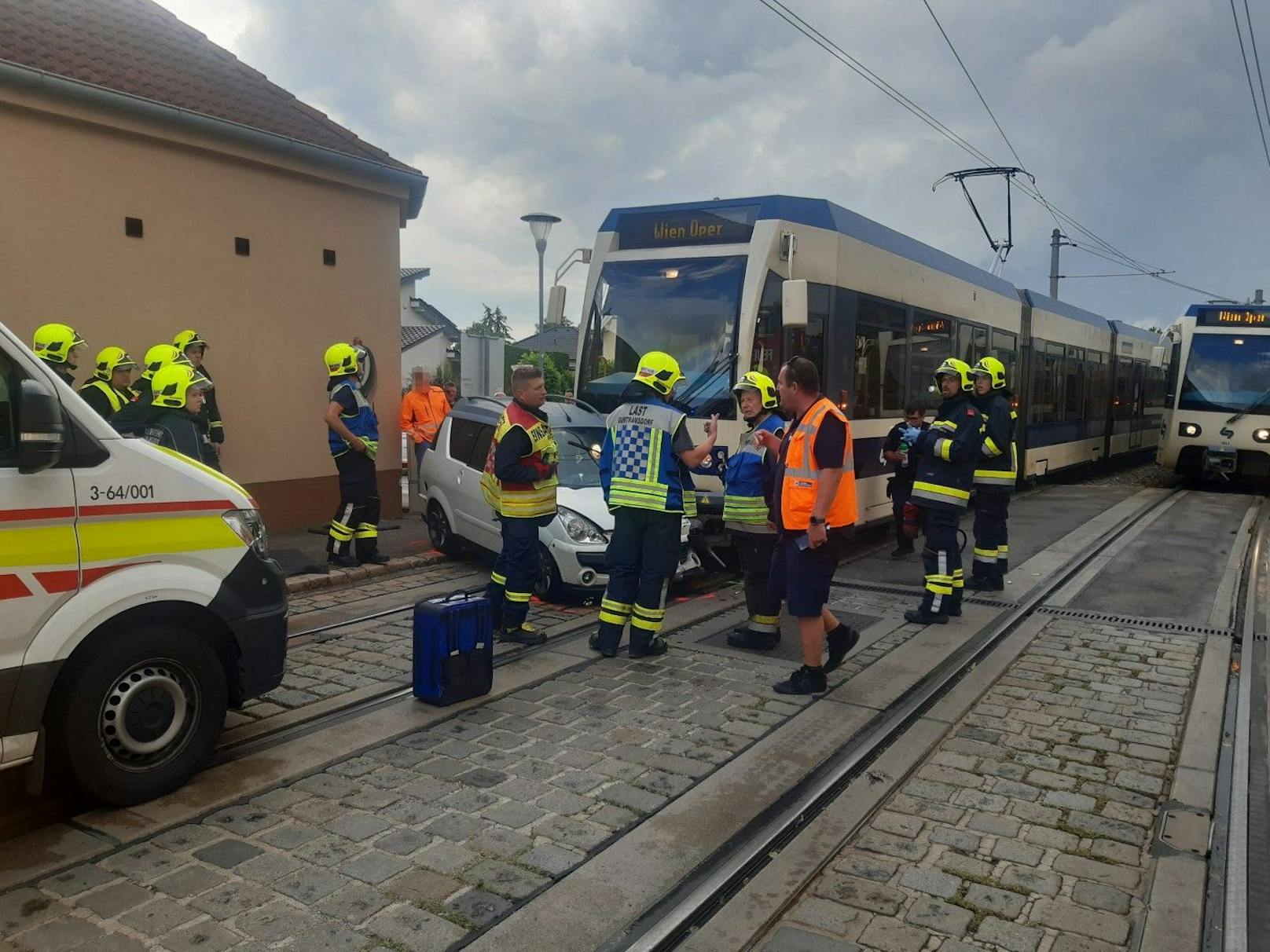 Laut Polizei wurden keine Fahrgäste der Badner Bahn verletzt.