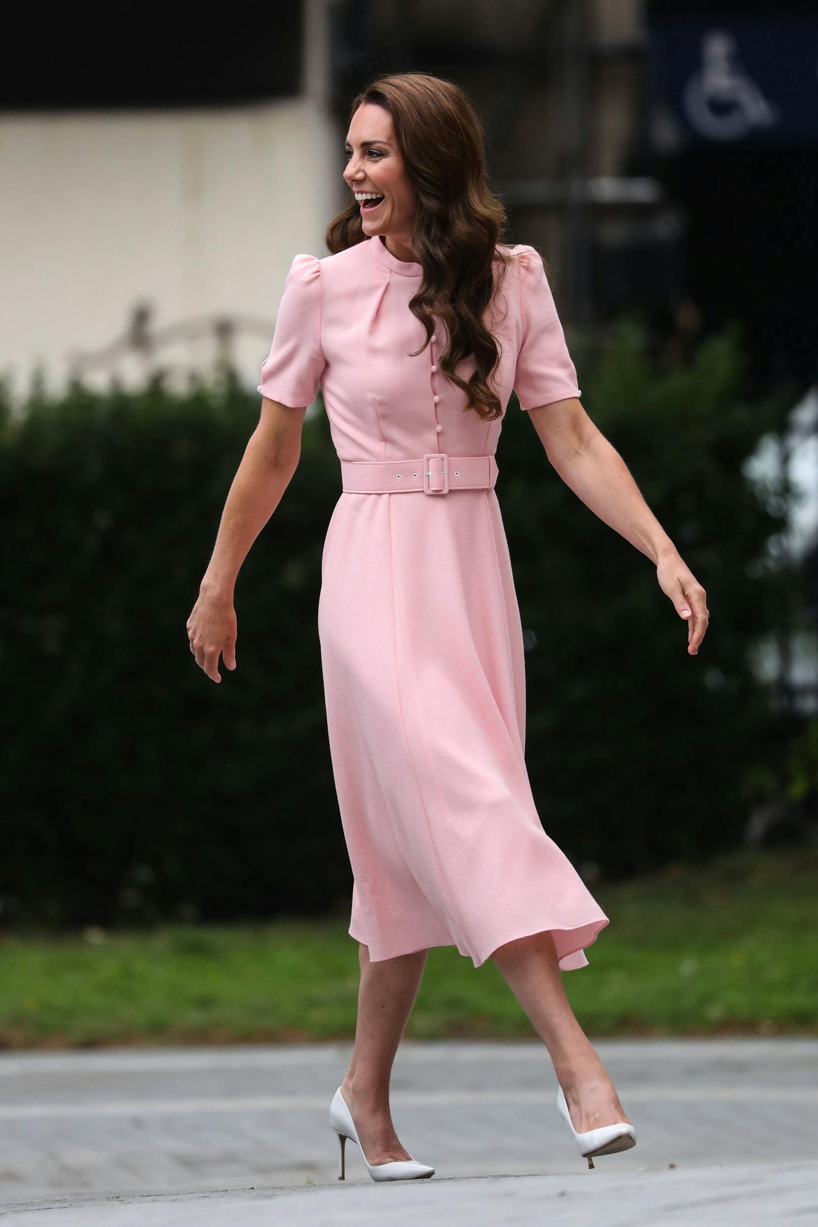 Auch im blass-rosa Kleid mit leichten Puffärmeln macht die Prinzessin eine gute Figur.