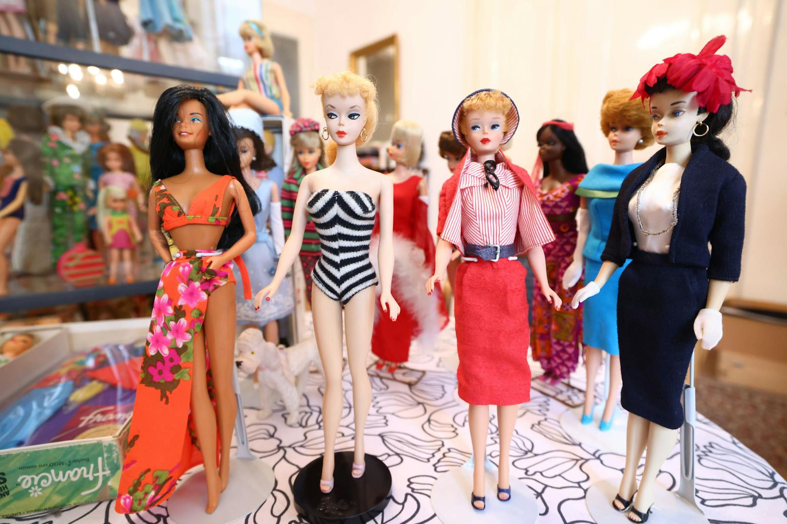 Die Hawai Barbie links ist auch sehr kostbar