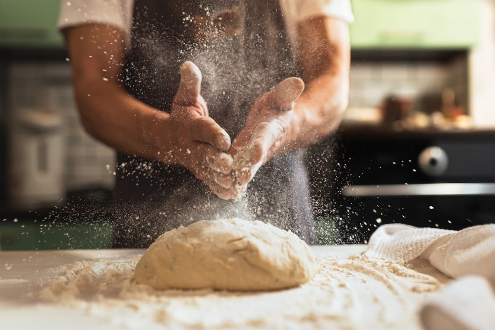 Ein Bäckerei-Mitarbeiter bekam kein Dienstzeugnis ausgestellt, außerdem wurden ihm keine Überstunden bezahlt. (Symbolbild)