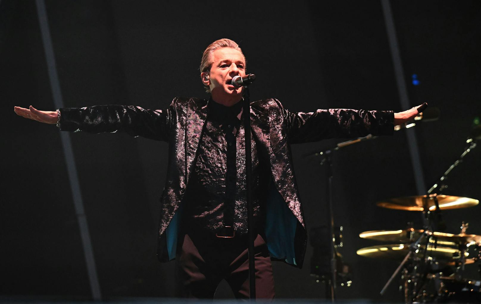 24.000 Fans haben gestern Abend in Klagenfurt getobt, als die Kultband Depeche Mode die Bühne betrat. Allen voran Sänger Dave Gahan.