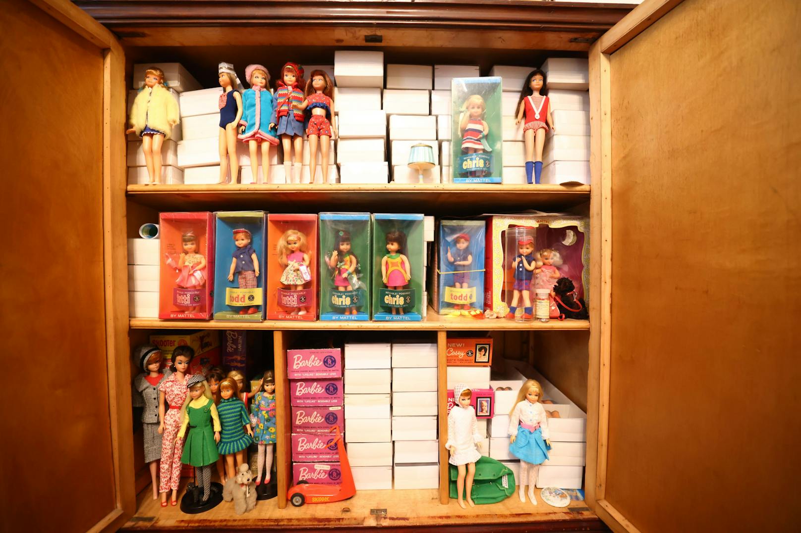In jedem Kasten viele kleine Kästchen mit Barbie und ihren Freunden