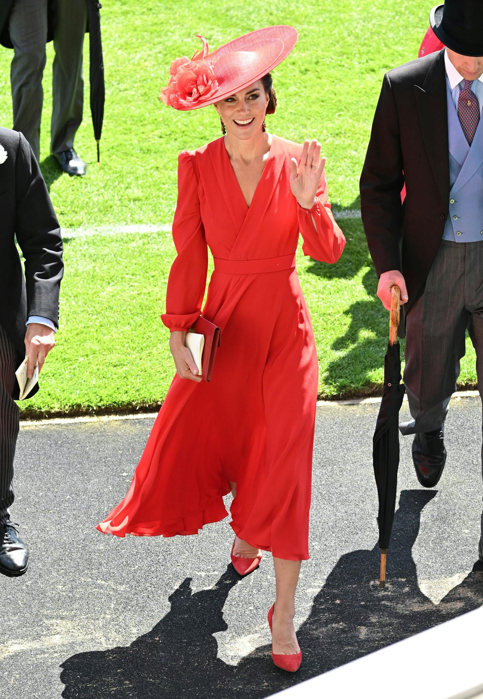 In diesem knalligen Kleid wurde Prinzessin Kate beim Pferderennen auf der Rennbahn Ascot fotografiert.