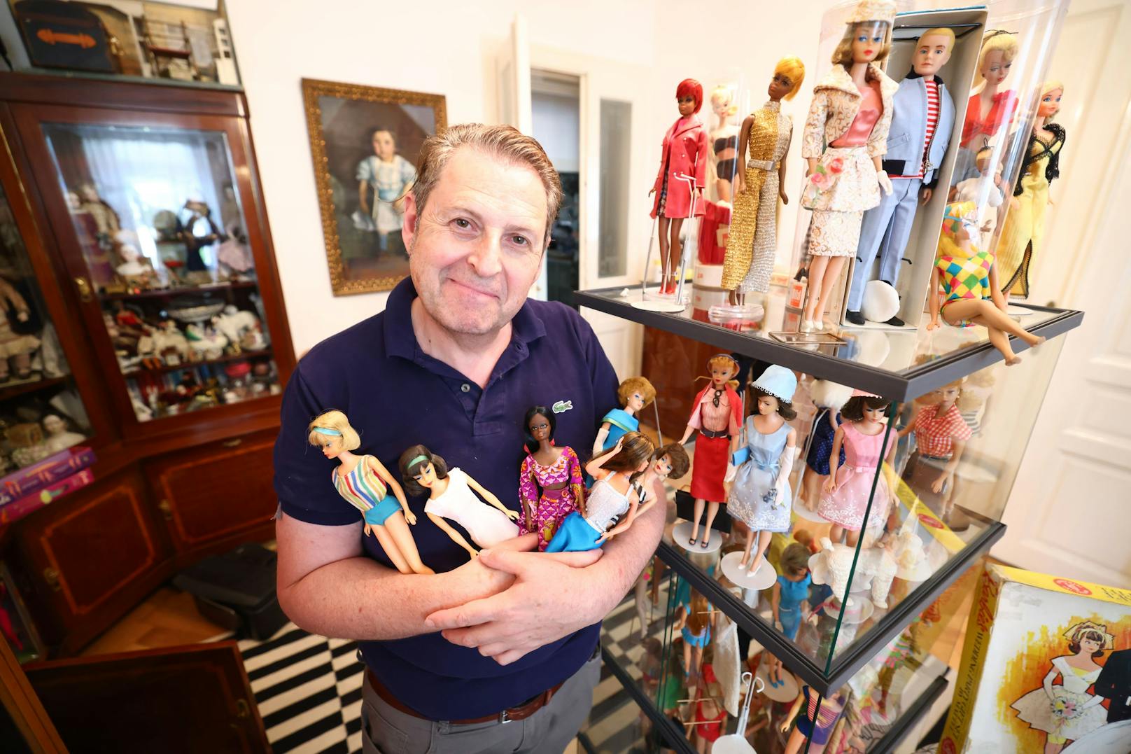 Über 1.800 Puppen hat Manfred Reichel in seinem Zuhause: "Das ist meine Beute nach 40 Jahren Geld ausgeben", scherzt er