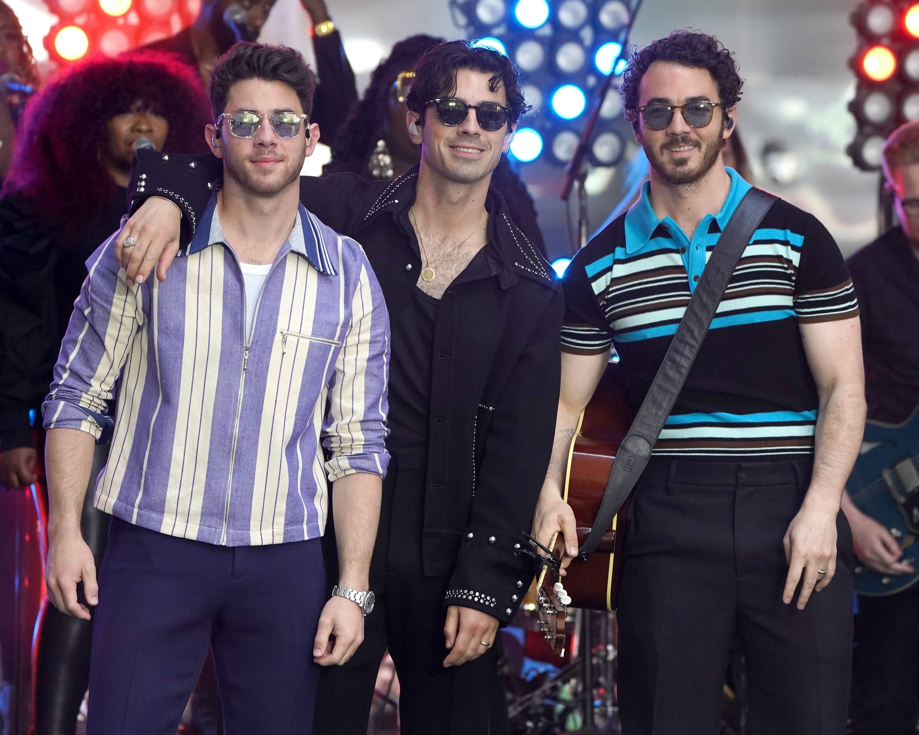 Nick Jonas, Joe Jonas und Kevin Jonas rocken als 