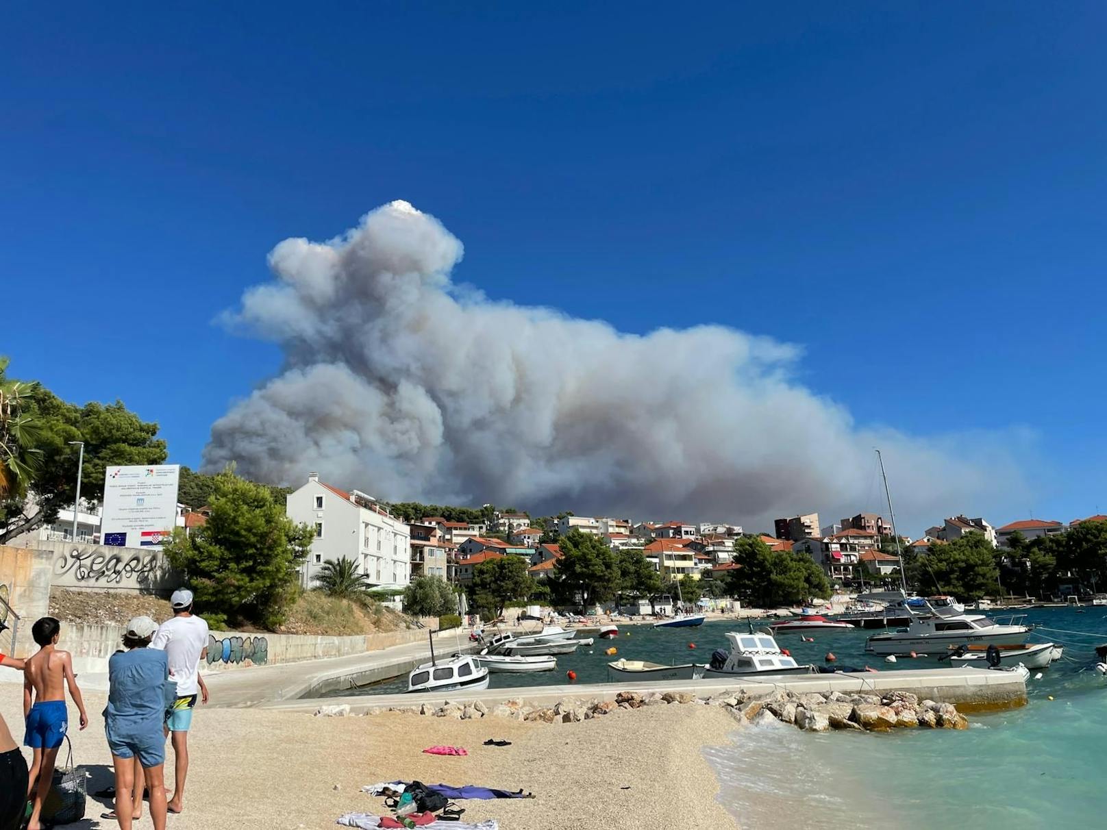 Auf der kroatischen Insel Čiovo, in der Nähe von Trogir, wüten seit Donnerstag die Flammen.
