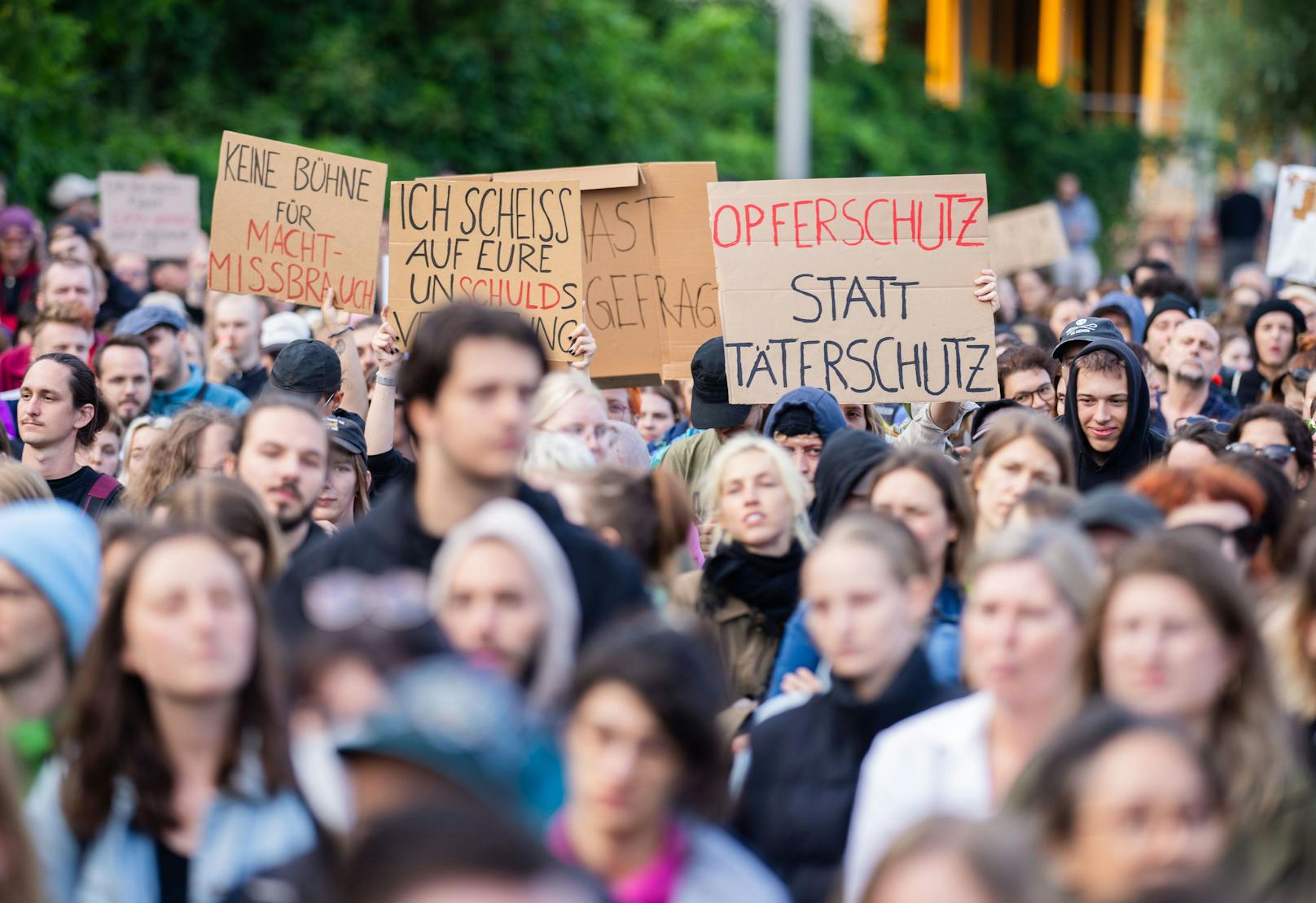 Fast 60.000 Fans erlebten beim <a data-li-document-ref="100283683" href="https://www.heute.at/s/fans-verteidigen-till-viele-wuerden-es-freiwillig-tun-100283683">Rammstein-Konzert</a> in Wien ein feuriges Spektakel. Aufgeheizt war allerdings auch die Stimmung vor dem Stadion.