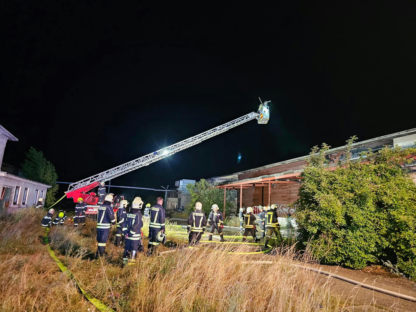 Großeinsatz in St. Pölten: Die Feuerwehr stand mit 148 Mitgliedern im Einsatz.