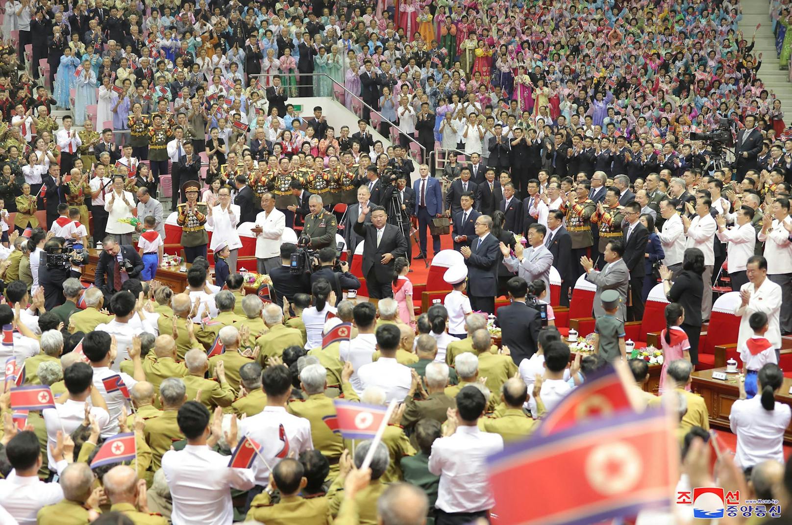 Am Donnerstag nahm der russische Verteidigungsminister Sergej Schoigu an eine großen Rüstungsschau in der nordkoreanischen Hauptstadt Pjöngjang teil.