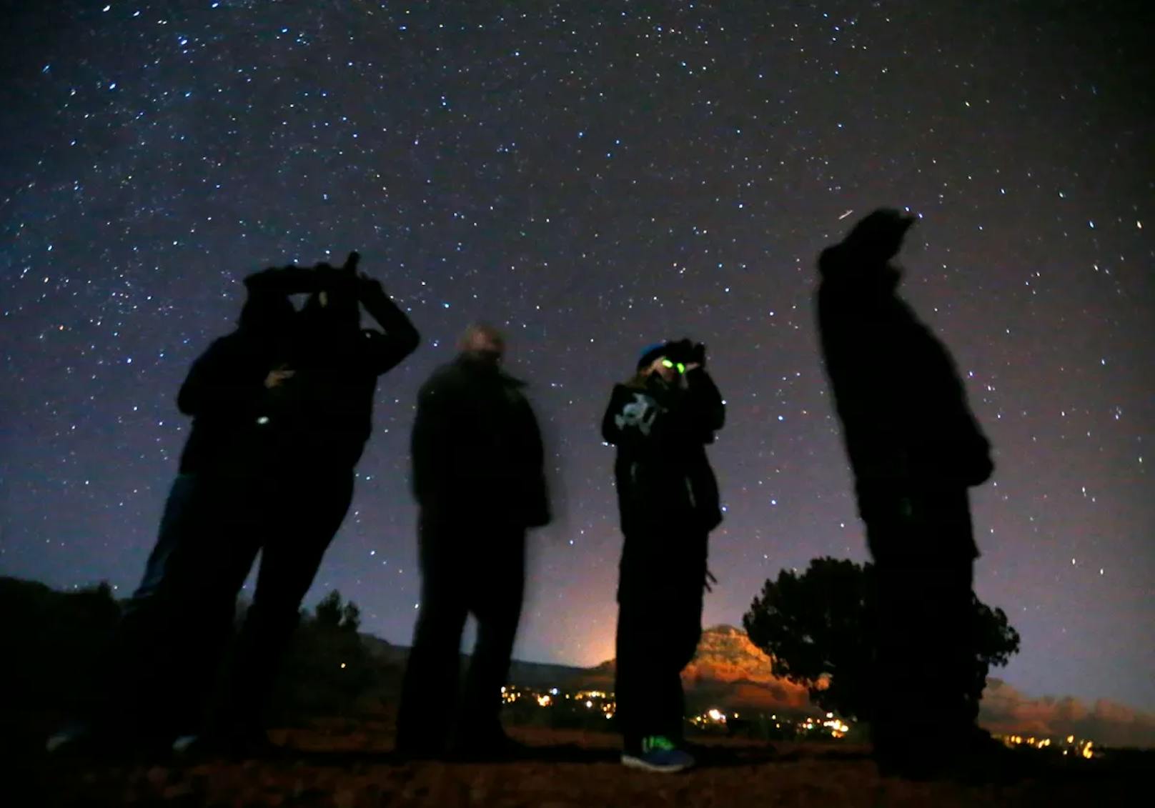 Eine "UFO-Tour" in der Wüste außerhalb von Sedona, Arizona. In den USA ist die Jagd nach unbekannten Flugobjekten nahezu ein Volkshobby.