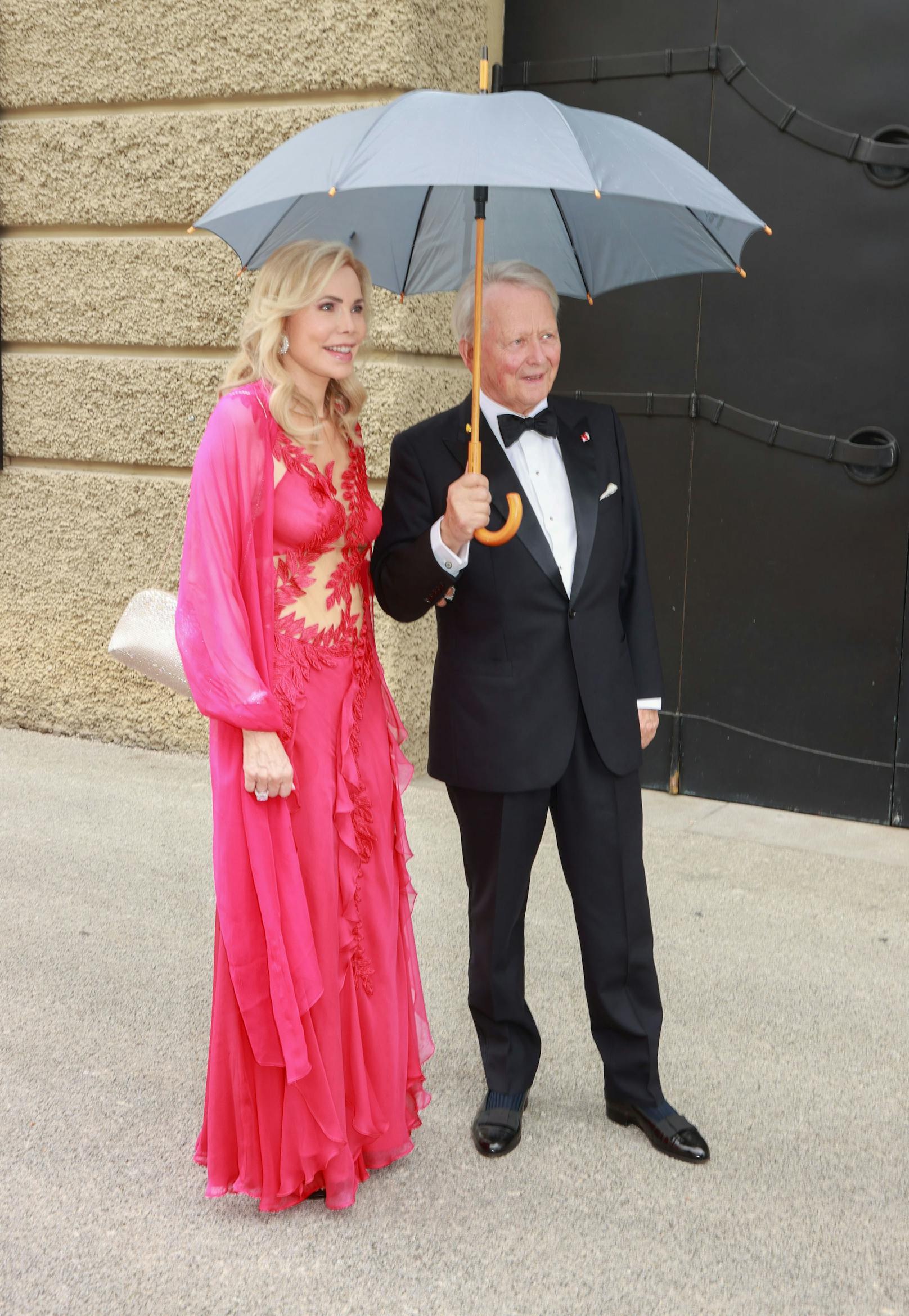 Wolfgang Porsche und Prinzessin Gabriela Leiningen
lächeln trotz Nieselregen.