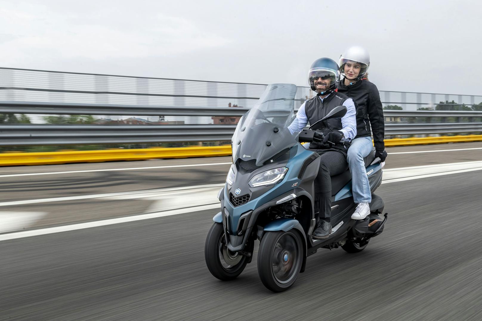 530 ccm, 44 PS, drei Räder und (fast) ausgestattet, wie ein Auto: Der Piaggio MP3 530hpe zieht neugierige Blicke auf sich und lässt sich – trotz stattlicher 280 Kilo auf den Rippen – zügig und wendig durch den Stadtverkehr bewegen.