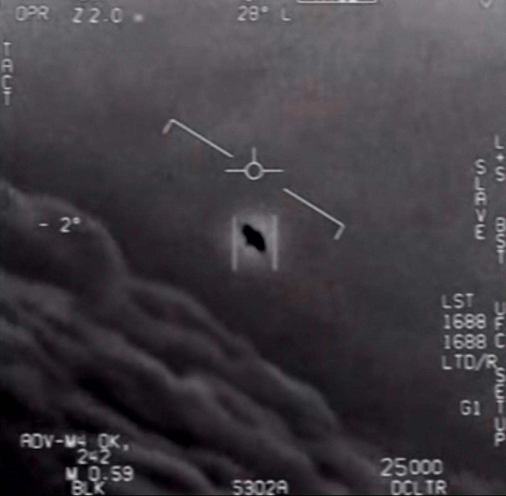 US-Kampfpiloten berichten seit Jahren immer mal wieder von Sichtungen unbekannter Flugobjekte, wie dieses vom US-Verteidigungsministerium veröffentlichte Bild zeigt. Offiziell bestätigt wurden Sichtungen von Außerirdischen aber nie.