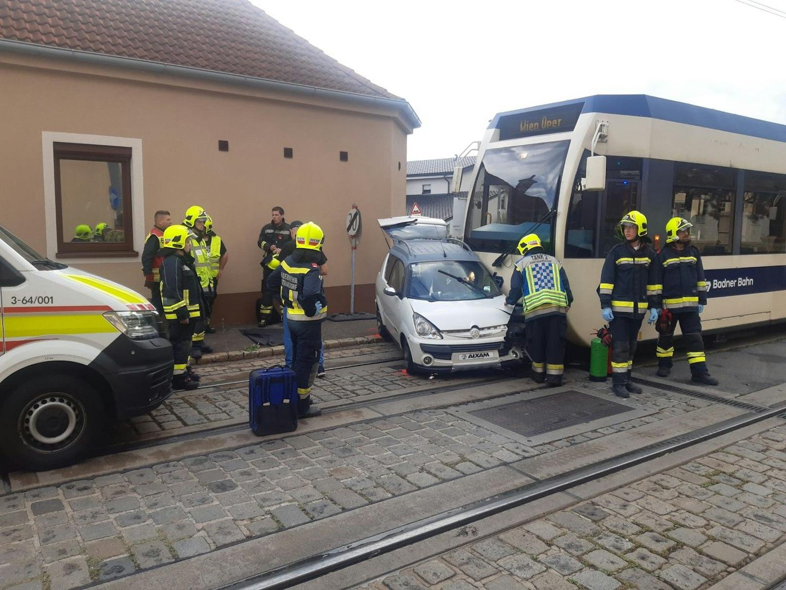 Der Aixam wurde auf einen Abstellplatz transportiert, der Zugverkehr wurde während des Einsatzes ...