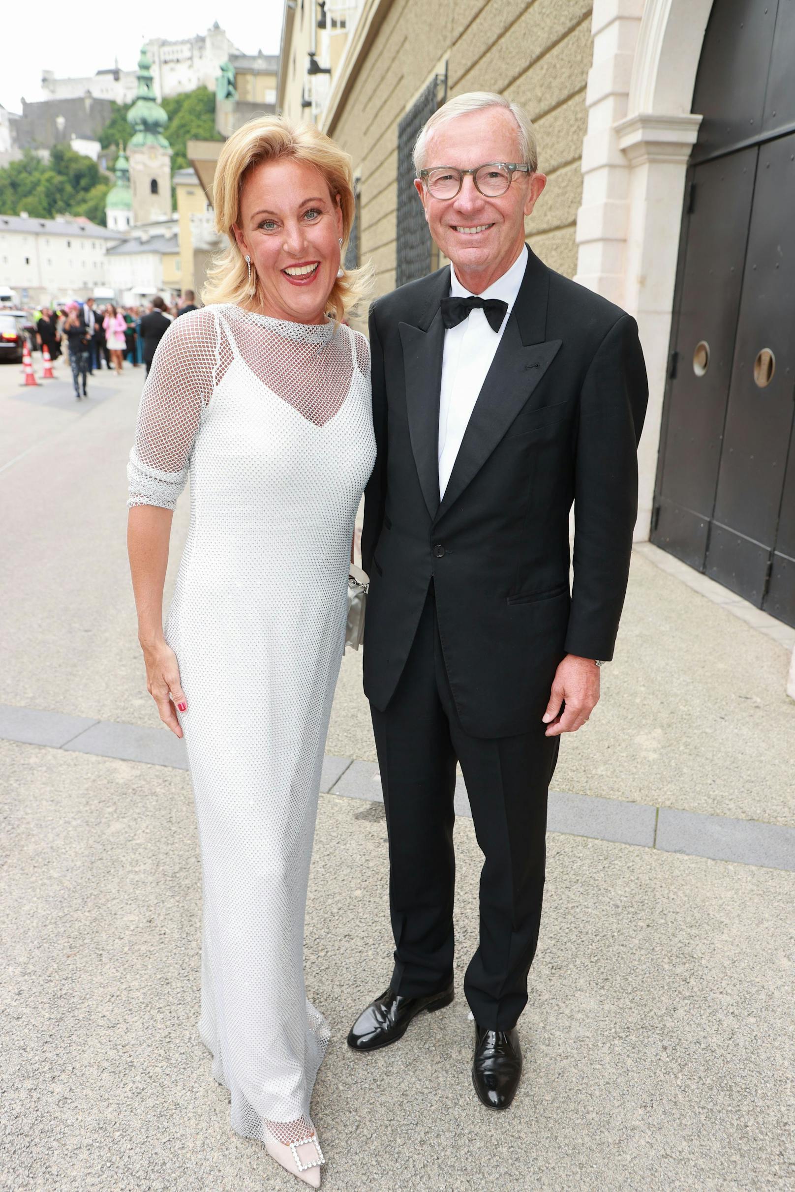Salzburgs Landeshauptmann Wilfried Haslauer strahlt mit Lebensgefährtin Christina Rößlhuber.