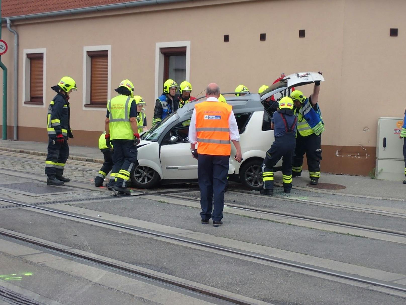 ... noch gebremst, doch der Wagen kam laut Polizei ins Rutschen.