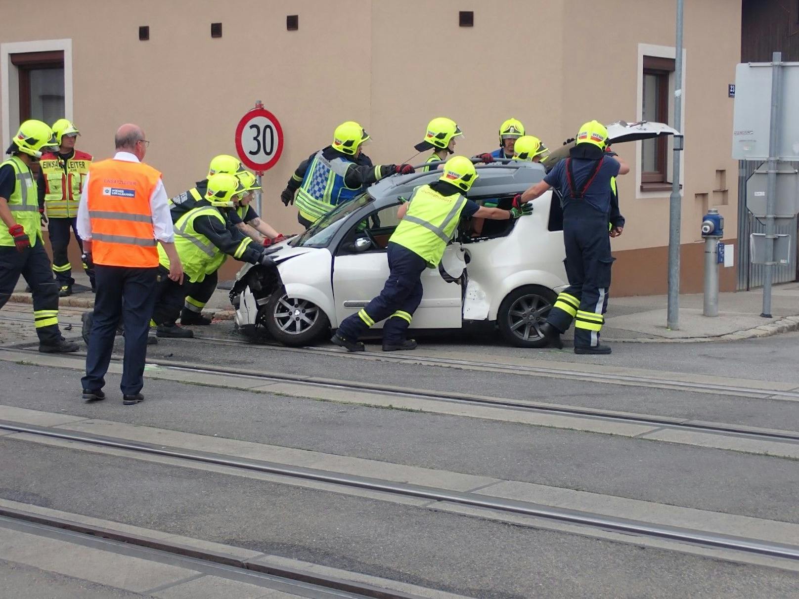 Offenbar hatten die Bremsen auf leicht regennasser Fahrbahn nicht mehr gegriffen.