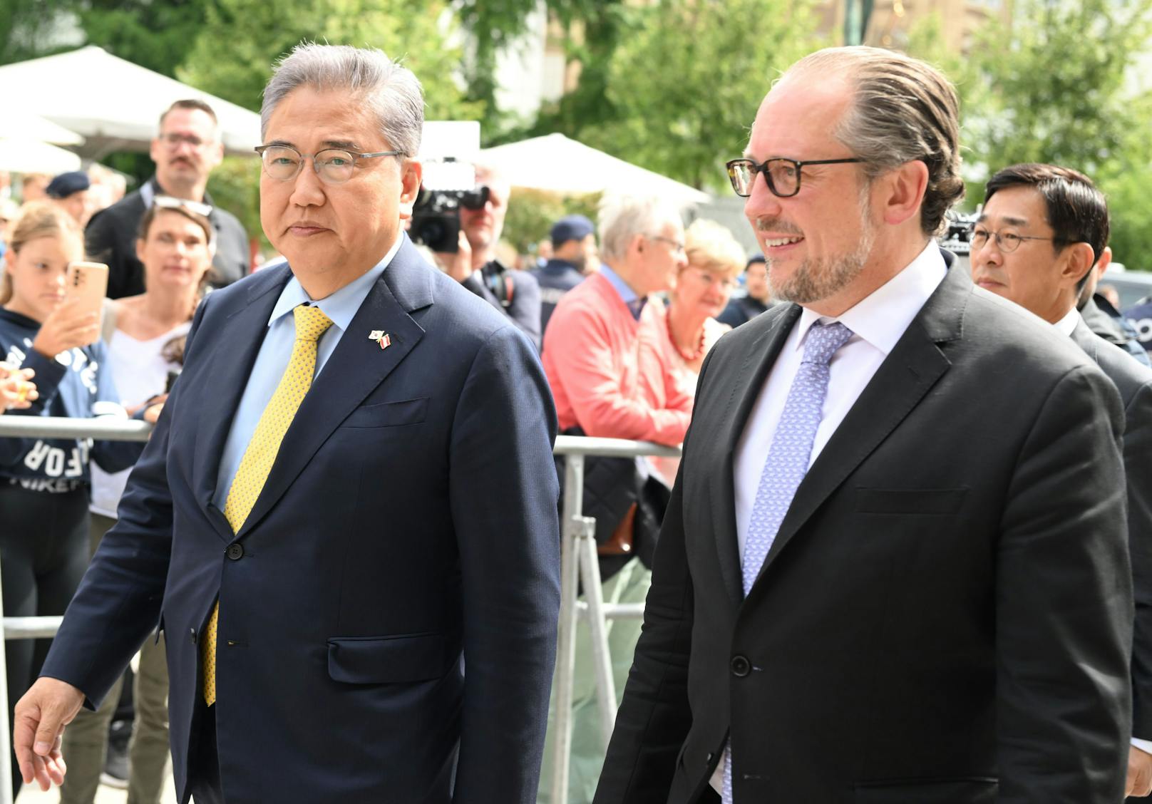 Außenminister Alexander Schallenberg (r.,ÖVP) und sein südkoreanischer Amtskollege Park Jin im Rahmen der Eröffnung der Salzburger Festspiele.