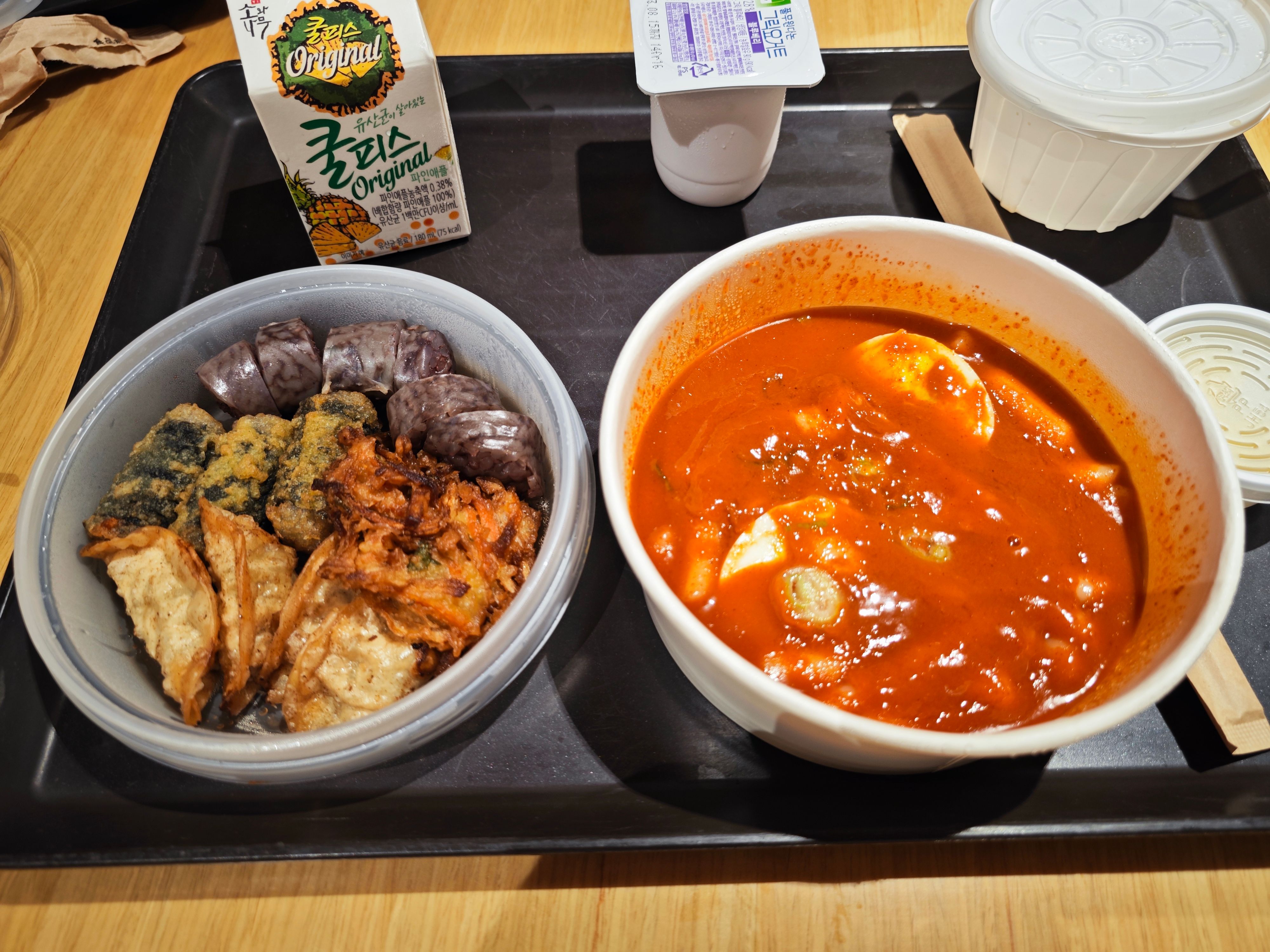 13 Cafeterien kochen täglich 50.000 Mahlzeiten für die 37.000 Mitarbeiter aus. Oder man kocht sich Ramen auch einfach selbst.