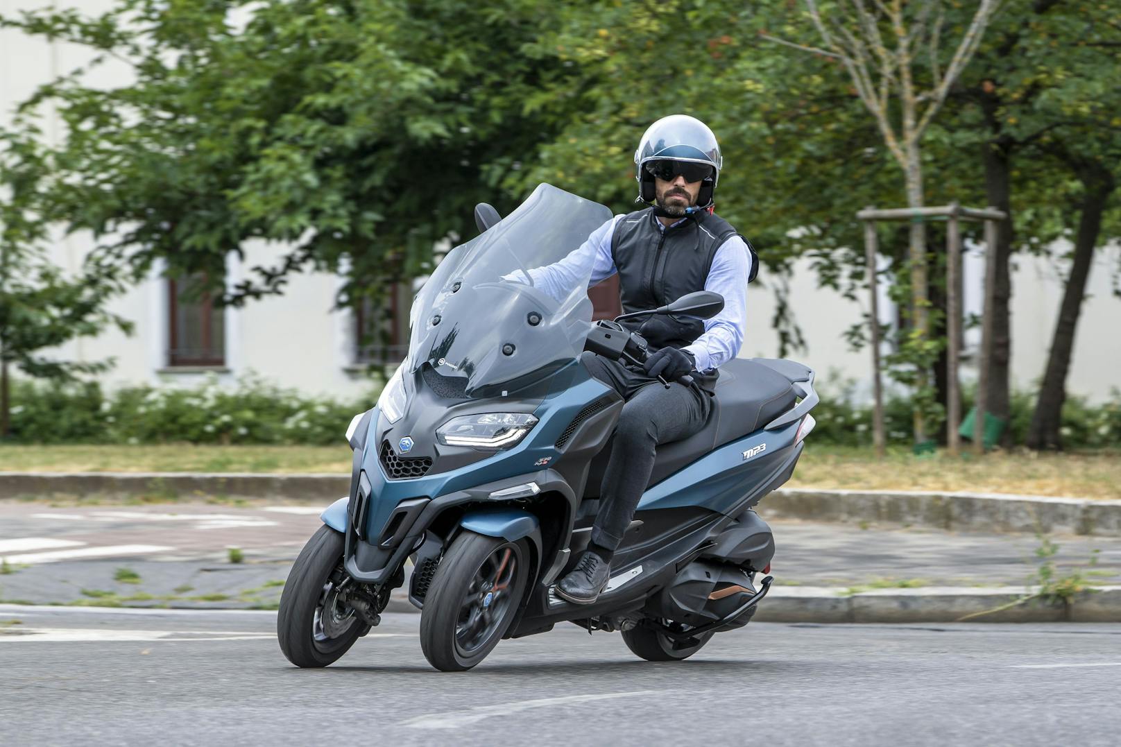 530 ccm, 44 PS, drei Räder und (fast) ausgestattet, wie ein Auto: Der Piaggio MP3 530hpe zieht neugierige Blicke auf sich und lässt sich – trotz stattlicher 280 Kilo auf den Rippen – zügig und wendig durch den Stadtverkehr bewegen.