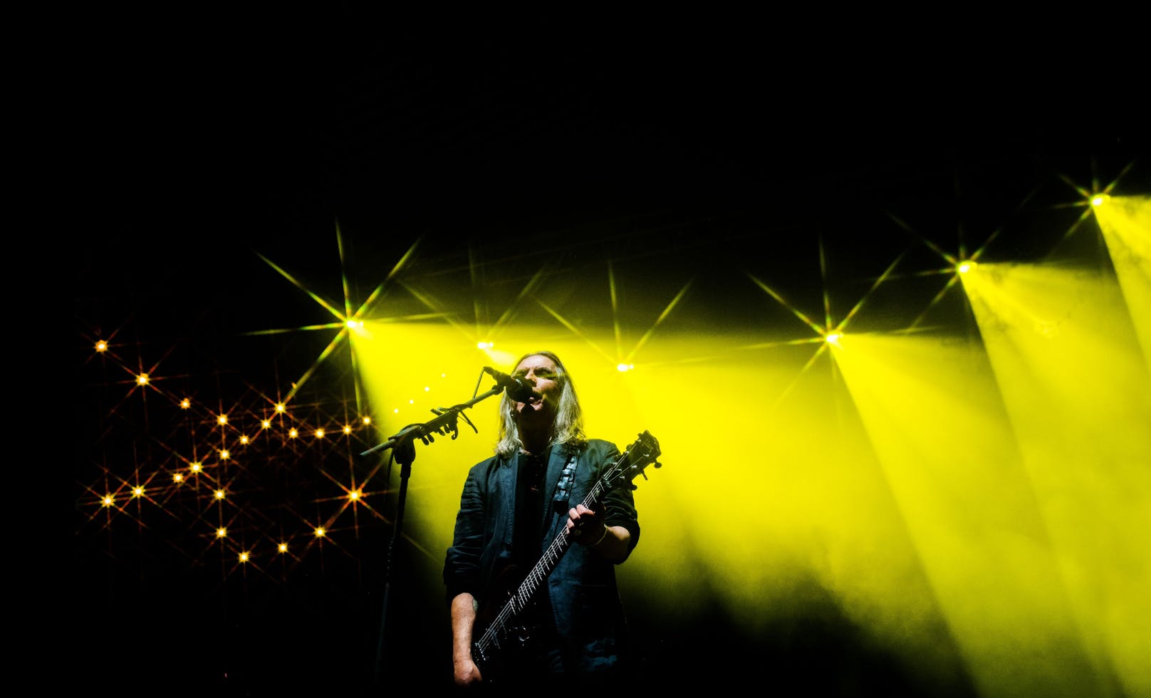 Auf "Sinfonia" rockt die <strong>New Model Army</strong>&nbsp;(im Bild: Sänger Justin Sullivan) erstmals mit großem Orchester.