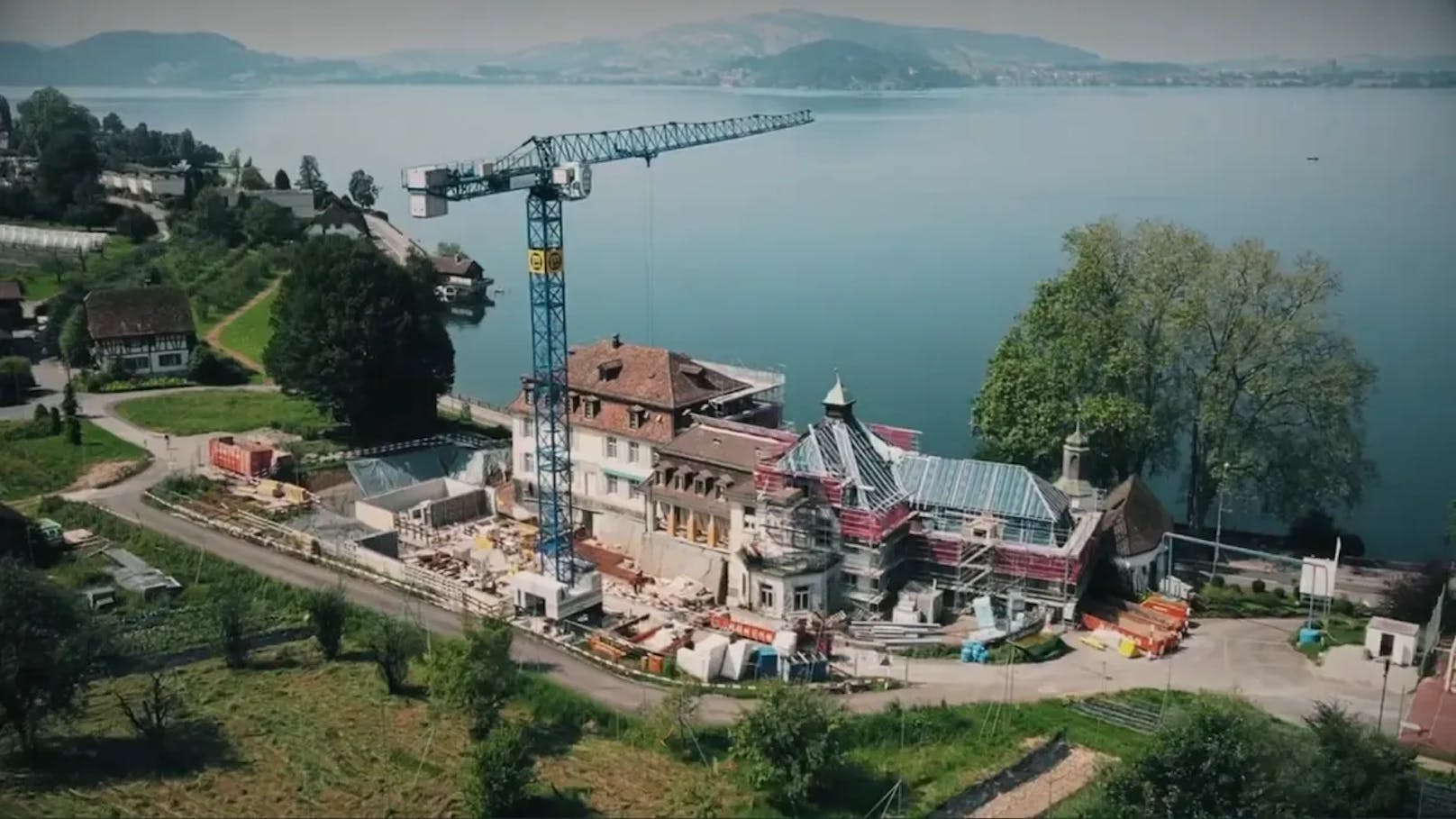 Das gesamte Anwesen umfasst (v.l.n.r.) ein Herrenhaus, einen Zwischenbau und eine kleine Kapelle. Die Kapelle und einige Säle auf dem Anwesen können für Feiern gemietet werden.