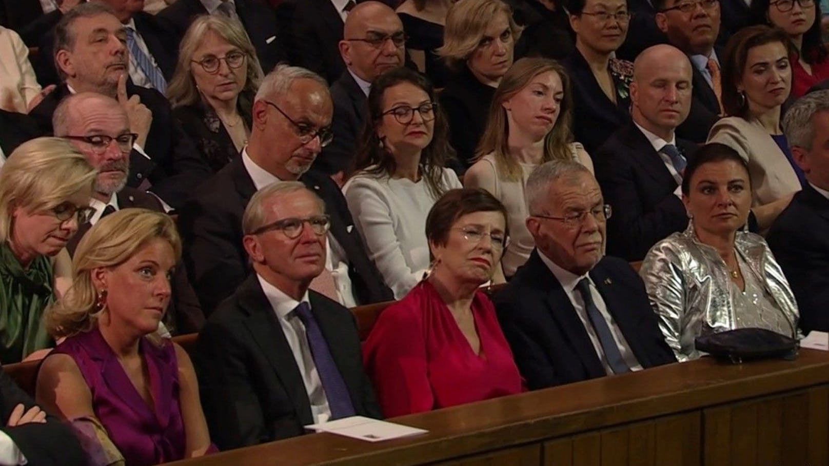 Ein Outfit, dass in der ersten Reihe neben Bundespräsident Alexander Van der Bellen besonders auffiel.