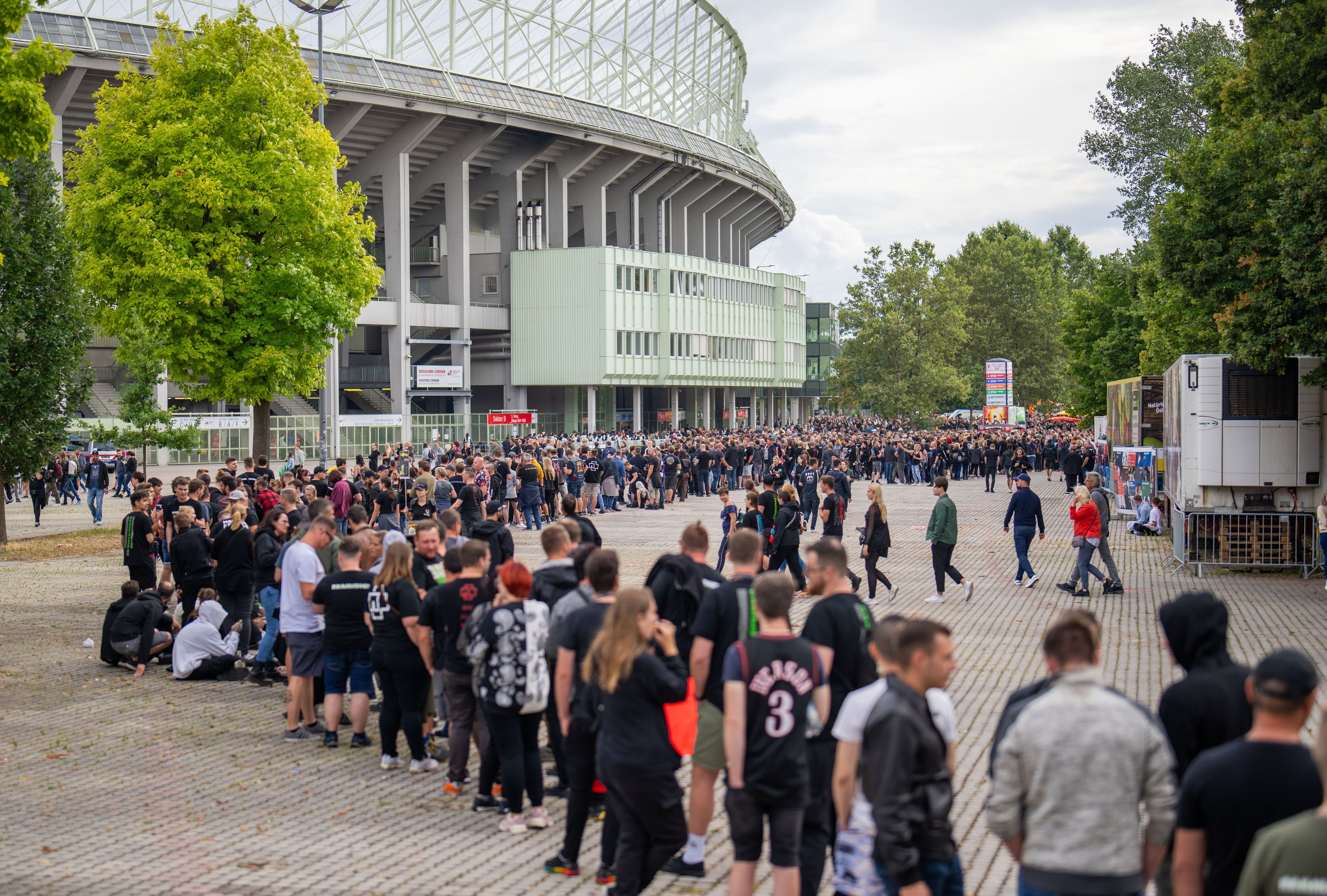 Rammstein-Fans und Konzertbesucher am Mittwoch, 26. Juli 2023, vor dem Wiener Ernst-Happel-Stadion.