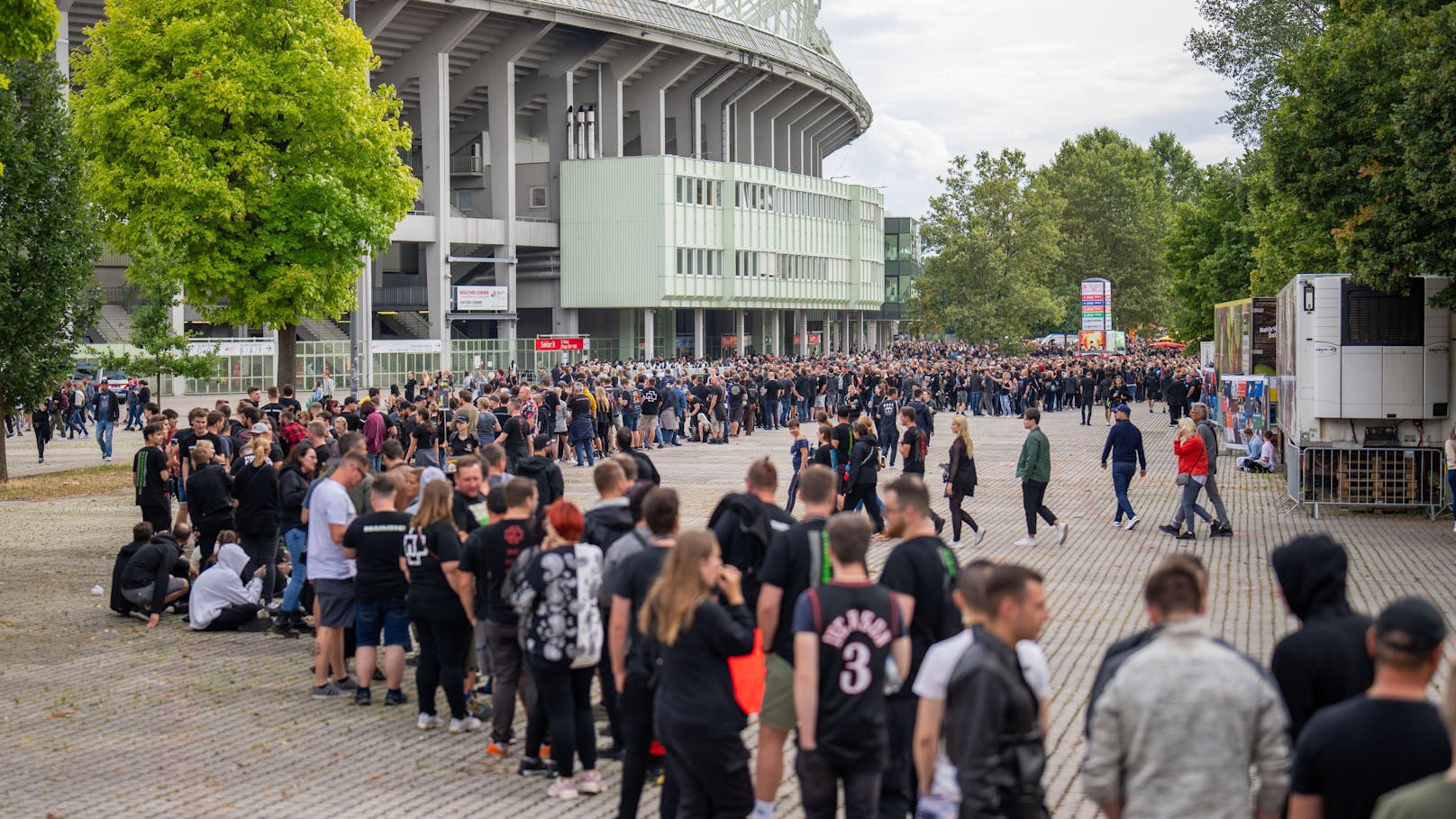 Rammstein-Fans und Konzertbesucher am Mittwoch, 26. Juli 2023, vor dem Wiener Ernst-Happel-Stadion.