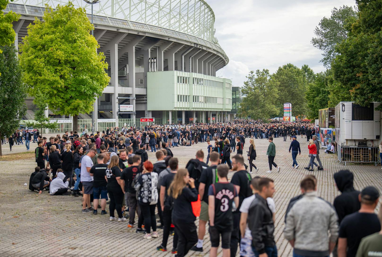 Fast 60.000 Fans erlebten beim <a data-li-document-ref="100283683" href="https://www.heute.at/s/fans-verteidigen-till-viele-wuerden-es-freiwillig-tun-100283683">Rammstein-Konzert</a> in Wien ein feuriges Spektakel. Aufgeheizt war allerdings auch die Stimmung vor dem Stadion.