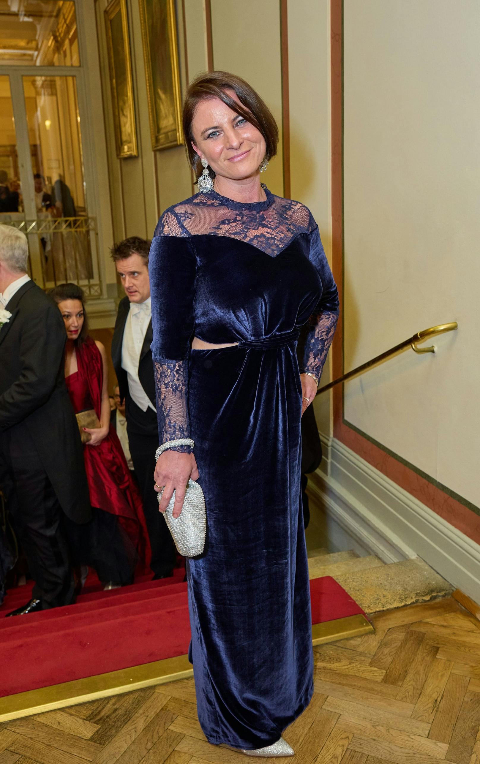 Katharina Nehammer im Jänner diesen Jahres im schicken Samtkleid mit Spitzendetails beim Ball der Wiener Philharmoniker.