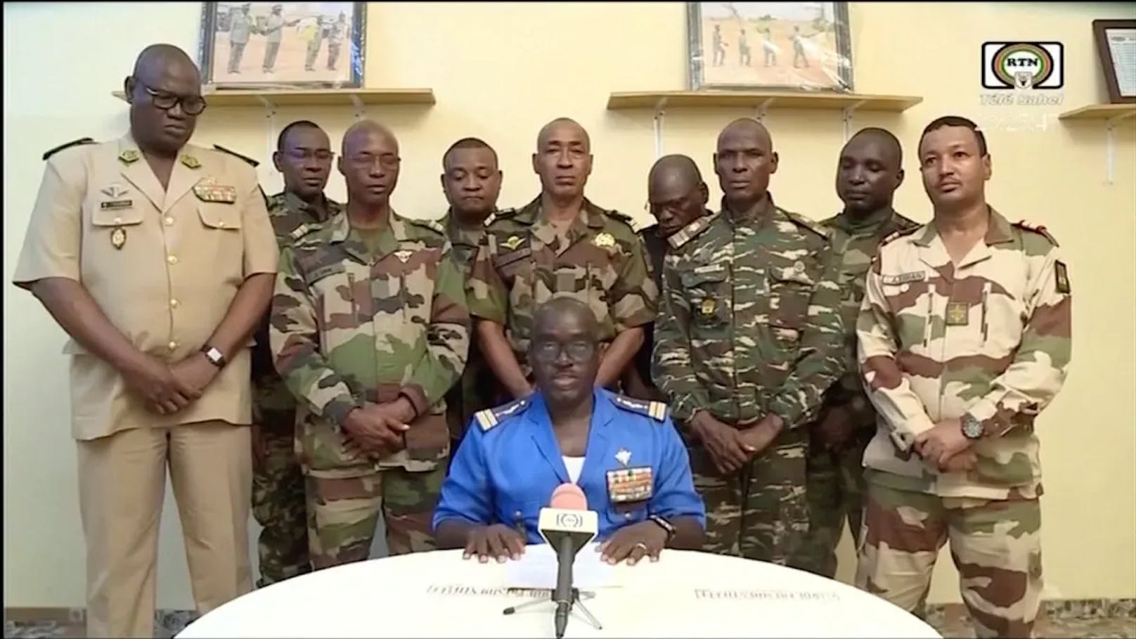 "Institutionen der siebten Republik aufgelöst": Oberst Amadaou Abdramane (vorne) verkündet im Fernsehen die Machtübernahme im Niger.