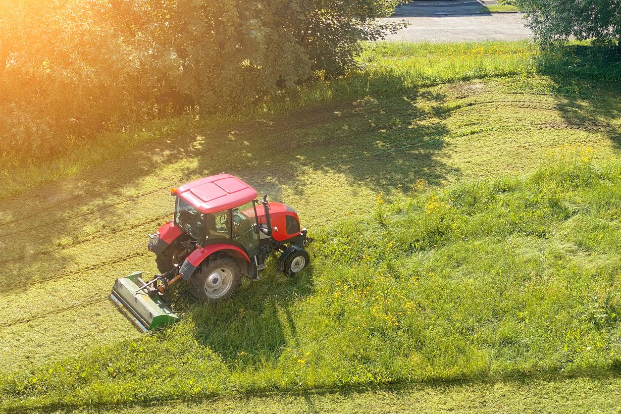 Der Bub wurde vom angehobenen Mähwerk an den Beinen erfasst. (Symbolbild)