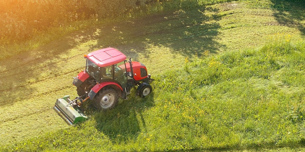 Der Bub wurde vom angehobenen Mähwerk an den Beinen erfasst. (Symbolbild)