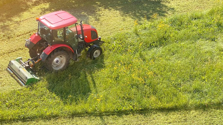 Traktor-Mähwerk schleudert Autotür gegen Mann (36)