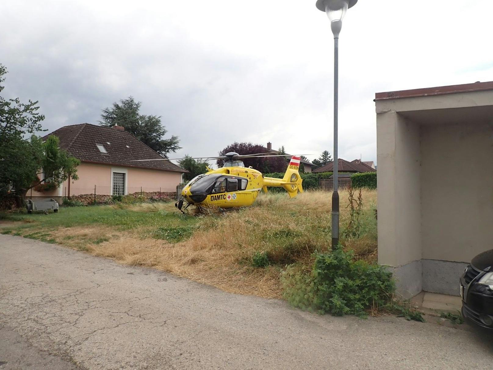Der 51-jährige Lenker musste mit dem Rettungshubschrauber ins Spital geflogen werden.
