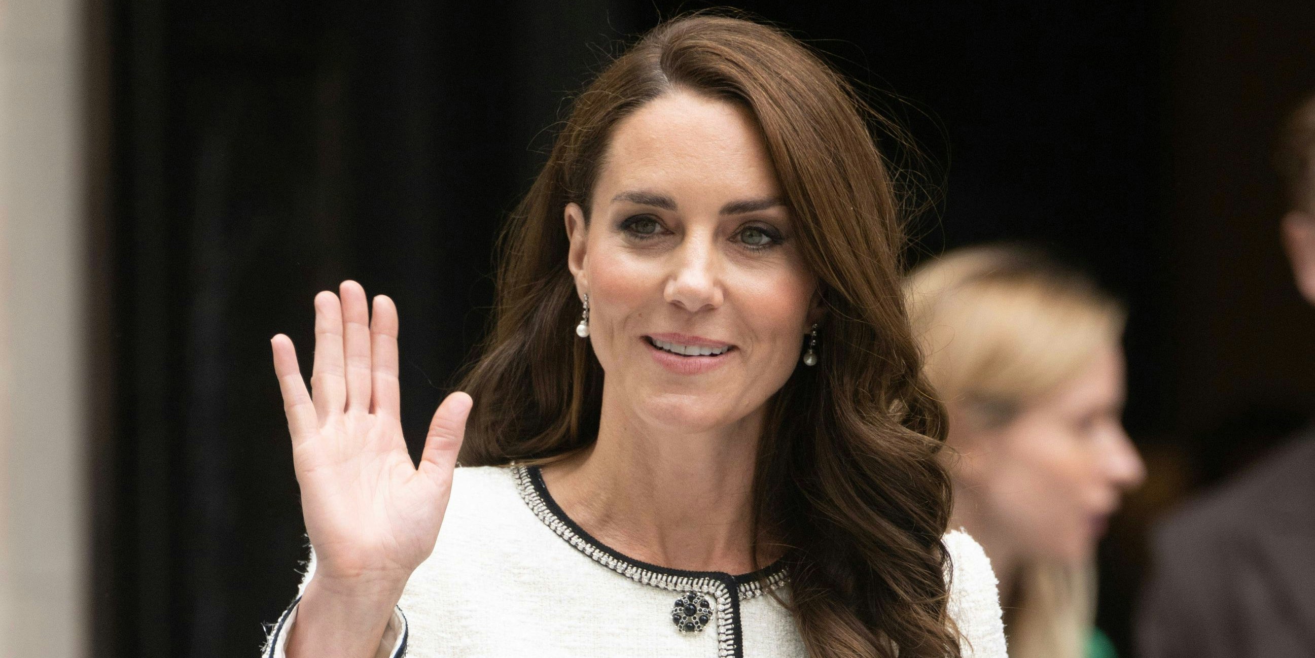 Bei der Wiedereröffnung der National Portrait Gallery in London zeigte die Frau von Prinz William, dass ihr auch gedeckte Farben gut zu Gesicht stehen.