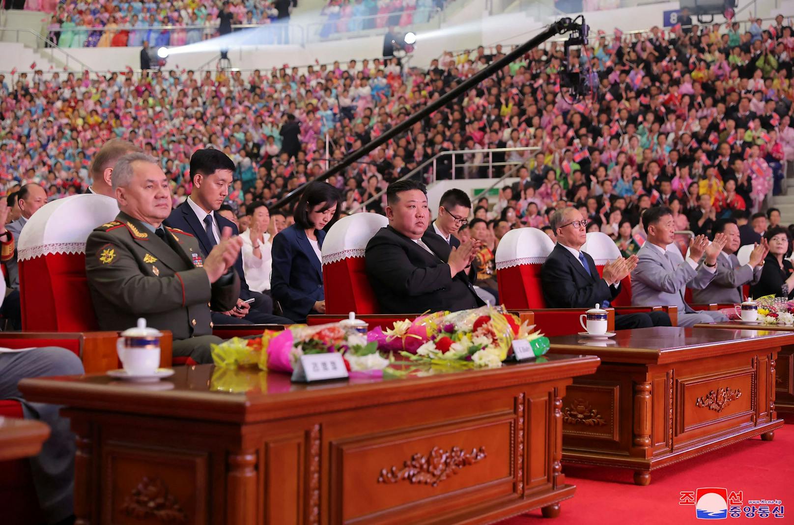 Russlands Verteidigungsminister Sergej Schoigu bei einer militärischen Rüstungsschau in Nordkorea. Er durfte neben Machthaber Kim Jong-un sitzen.&nbsp;