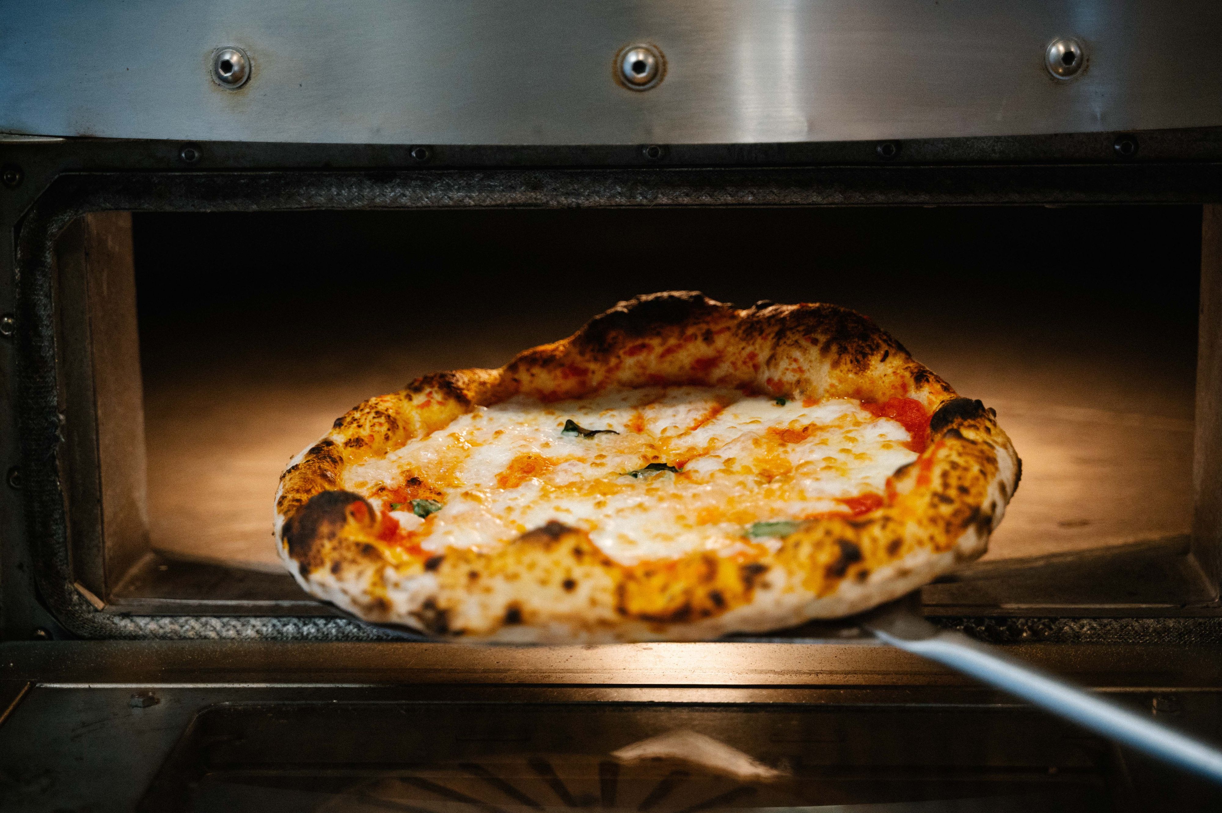 Download von www.picturedesk.com am 27.07.2023 (09:52).  Pizzabäcker Europameister Giovanni Stincone zeigt am Dienstag, den 22. März 2023 in dem italienischen Restaurant La Pergola in Garching (Oberbayern), wie man eine perfekte Pizza macht. - 20230322_PD17195 - Rechteinfo: Rights Managed (RM)