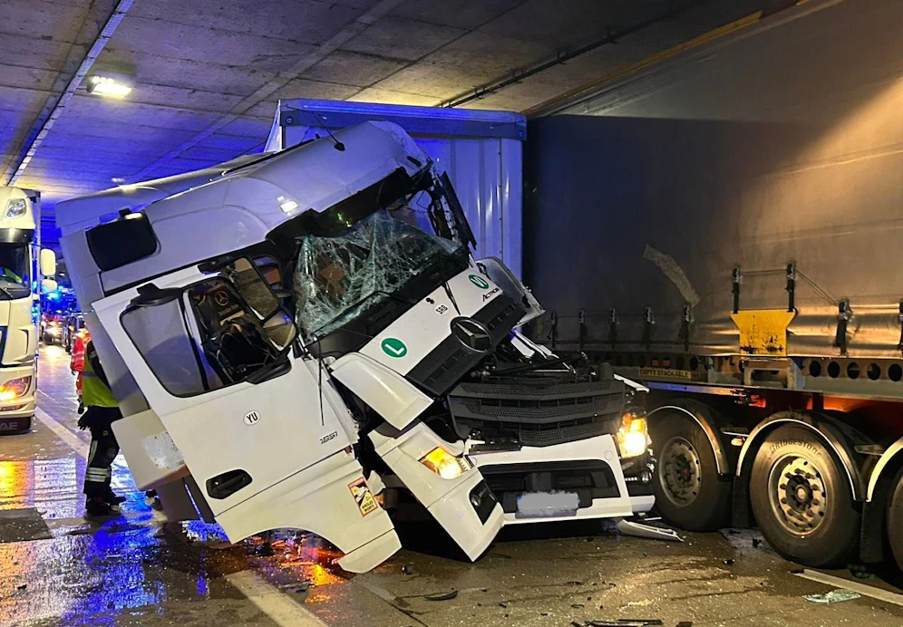 Das Führerhaus des Lkw wurde völlig zerstört.