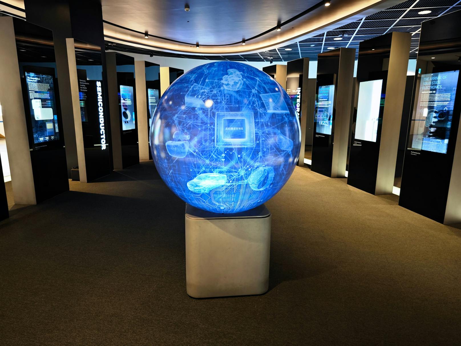 Für Gäste ein fixer Anlaufpunkt ist schließlich das Mega-Museum namens Samsung Innovation Museum, kurz SIM. Es wurde 2014 eröffnet und ...
