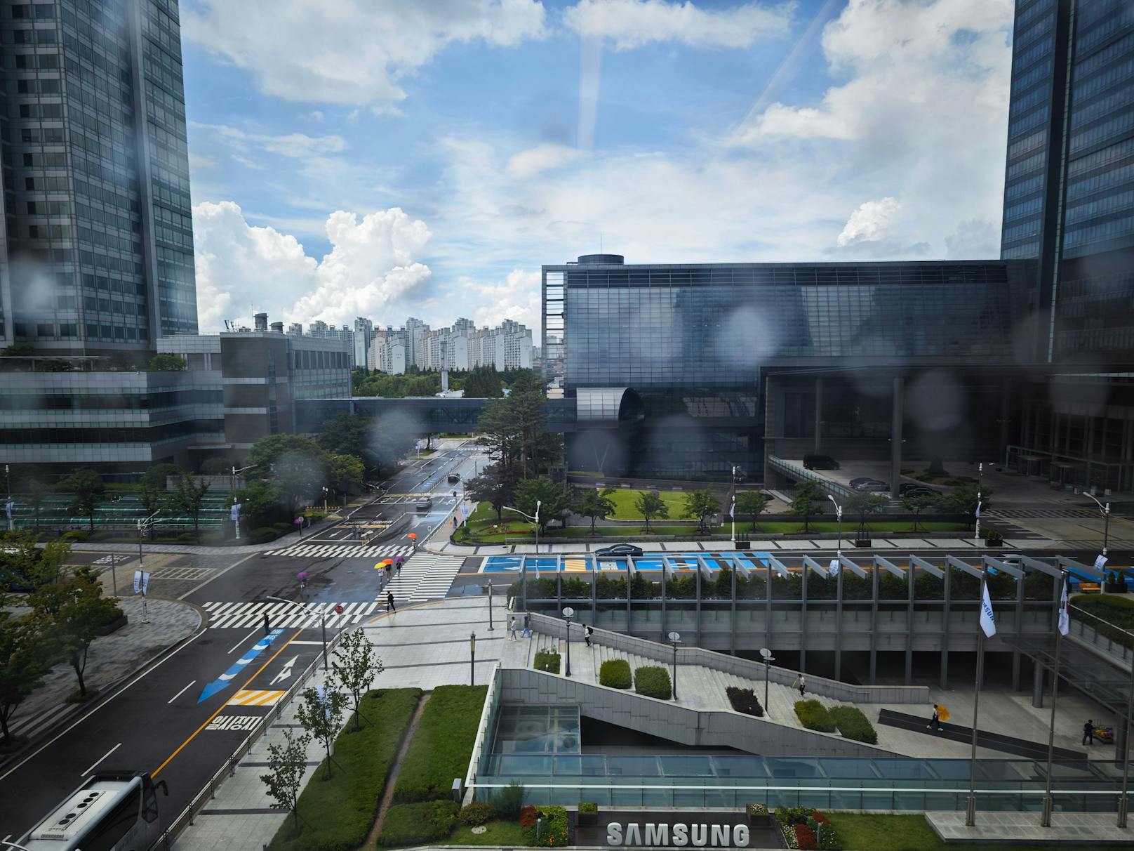 Samsung hat für seine Angestellten in der südkoreanischen Stadt Suwon die Digital City errichtet – eine smarte und grüne Stadt, in der Mitarbeiter alles finden sollen, ...