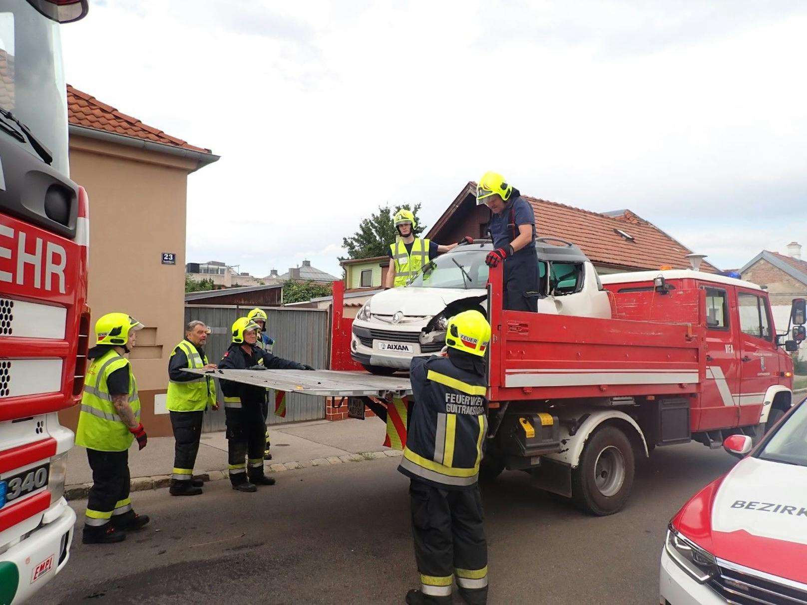 Nach der Versorgung der Unfallopfer kümmerte sich die Feuerwehr um die Fahrzeugbergung.