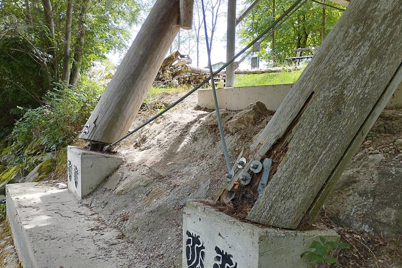 Aufgrund großer Schäden an der Brücke wurde diese sofort gesperrt.