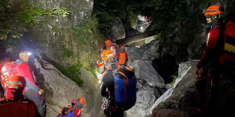 12 Bergretter mussten vier Freunde aus einer Schlucht im Gesäuse (Stmk.) retten.