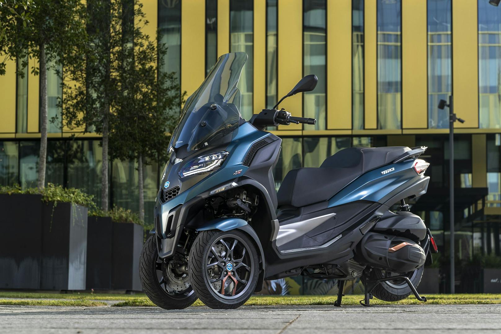 530 ccm, 44 PS, drei Räder und (fast) ausgestattet, wie ein Auto: Der Piaggio MP3 530hpe zieht neugierige Blicke auf sich und lässt sich – trotz stattlicher 280 Kilo auf den Rippen – zügig und wendig durch den Stadtverkehr bewegen.