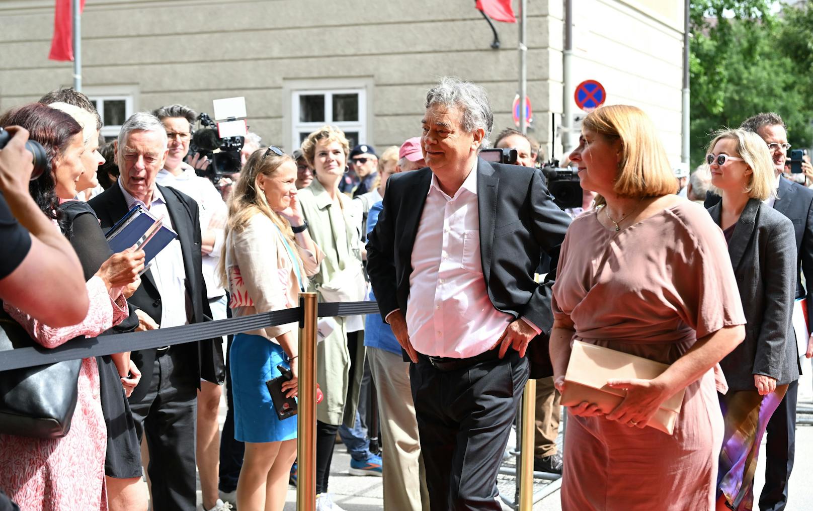 Vizekanzler Werner Kogler (Grüne) kam gemeinsam mit Partnerin Sabine Jungwirth zu den Salzburger Festspielen.